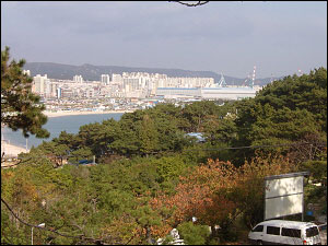 울산 동구 대왕암공원 입구에서 본 전경. 일산해수욕장과 현대중공업 대형 크레인이 보인다. 